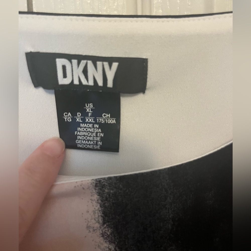 DKNY sleeveless top. With built in shoulder pads. Size XL - Picture 4 of 5